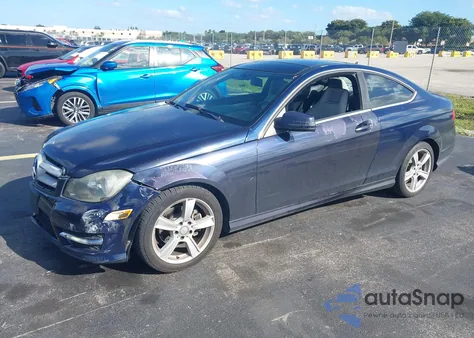 2013 Mercedes-Benz C 250 z USA, uszkodzony, nr VIN WDDGJ4HB7DF976214